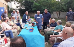 Les participants au pot de mariage de Jean-Marc Campagne au club le 3 juin 2025
