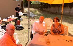 Le maire de Brétigny a succombé à la paëlla de la fête de l'été le 28 juin 2025. Ici entre le président du club et la responsable communication.